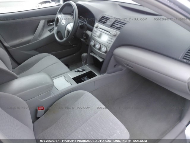 4T1BF3EK8BU730569 - 2011 TOYOTA CAMRY SE/LE/XLE 银色 照片 5