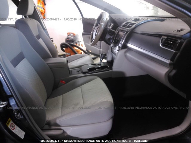 4T1BF1FK2CU086667 - 2012 TOYOTA CAMRY SE/LE/XLE 深蓝色 照片 5