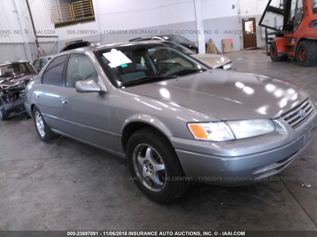 JT2BG22K9V0017135 - 1997 TOYOTA CAMRY LE/XLE 金色 照片 1
