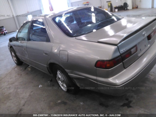 JT2BG22K9V0017135 - 1997 TOYOTA CAMRY LE/XLE 金色 照片 3