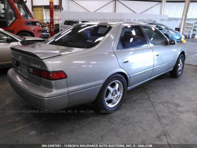 JT2BG22K9V0017135 - 1997 TOYOTA CAMRY LE/XLE 金色 照片 4