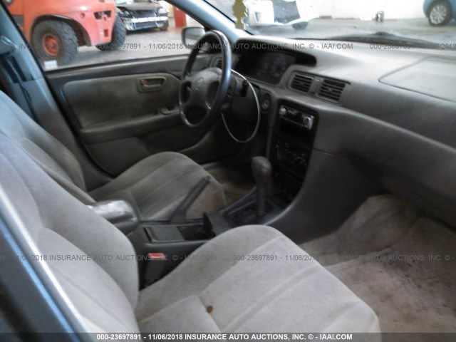 JT2BG22K9V0017135 - 1997 TOYOTA CAMRY LE/XLE 金色 照片 5