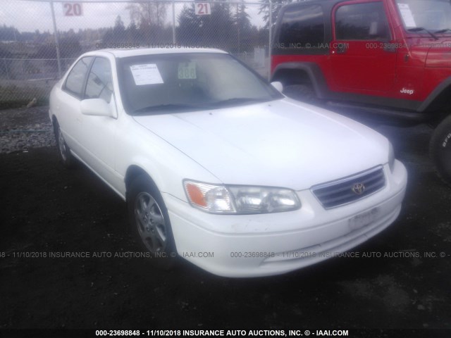 JT2BF22KX10338999 - 2001 TOYOTA CAMRY CE/LE/XLE WHITE photo 1