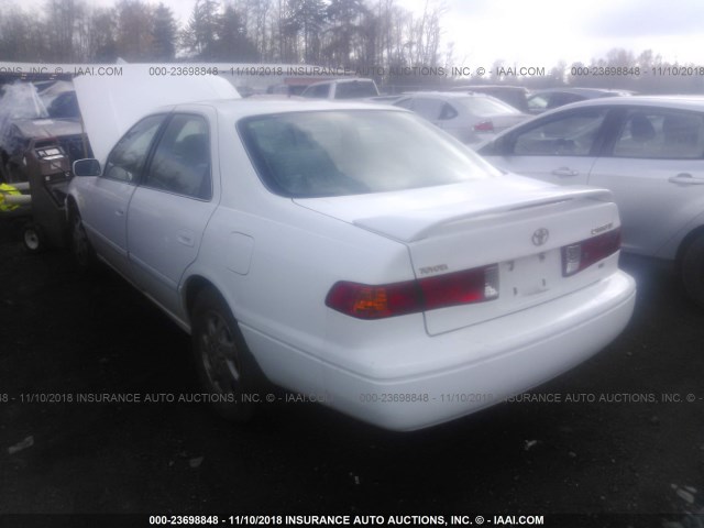 JT2BF22KX10338999 - 2001 TOYOTA CAMRY CE/LE/XLE WHITE photo 3