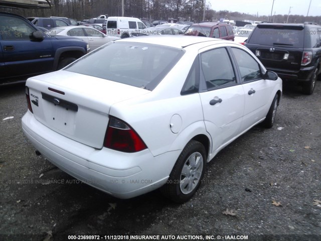 1FAHP34N77W355203 - 2007 FORD FOCUS ZX4/S/SE/SES WHITE photo 4