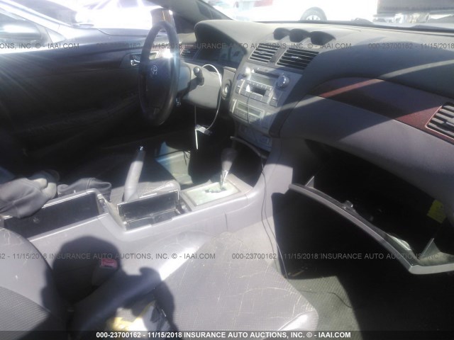 4T1FA38P84U038452 - 2004 TOYOTA CAMRY SOLARA SE/SLE ვერცხლისფერი ფოტო 5