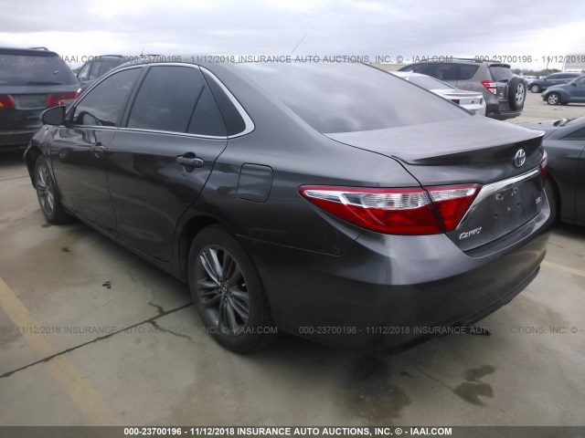 4T1BF1FK8FU013341 - 2015 TOYOTA CAMRY LE/XLE/SE/XSE GRAY photo 3