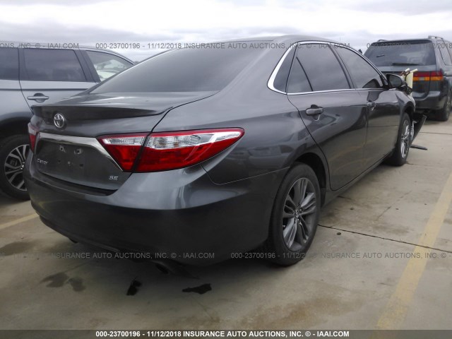 4T1BF1FK8FU013341 - 2015 TOYOTA CAMRY LE/XLE/SE/XSE GRAY photo 4