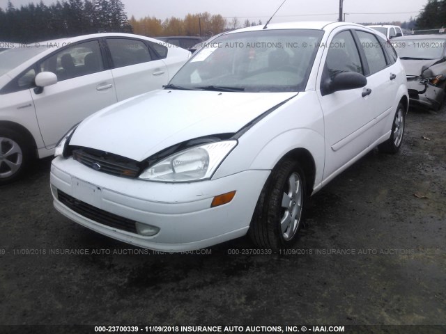 3FAFP37342R116883 - 2002 FORD FOCUS ZX5 WHITE photo 2