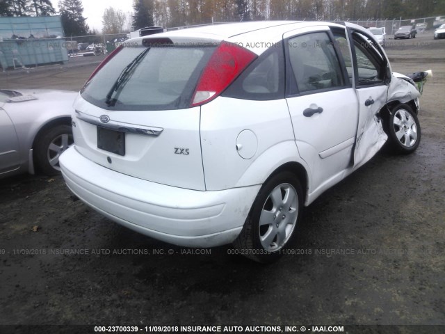 3FAFP37342R116883 - 2002 FORD FOCUS ZX5 WHITE photo 4