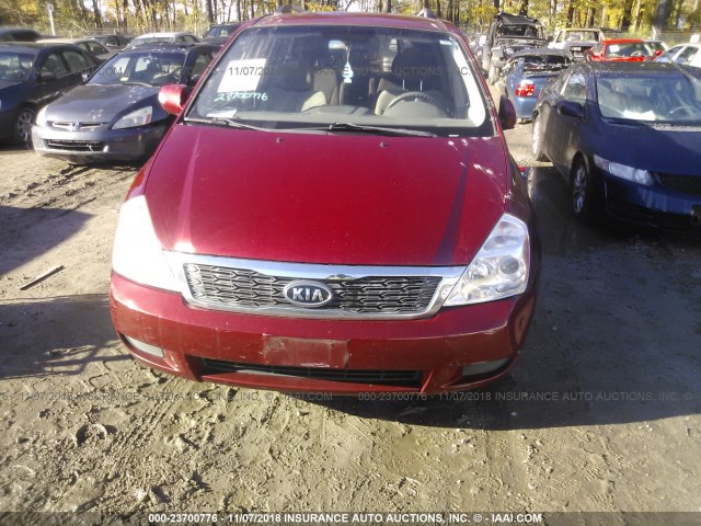 KNDMG4C76C6432638 - 2012 KIA SEDONA LX RED photo 6