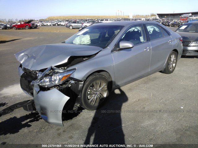 4T1BF1FKXHU352136 - 2017 TOYOTA CAMRY LE/XLE/SE/XSE SILVER photo 2