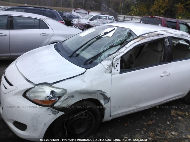 JTDBT903681232980 - 2008 TOYOTA YARIS WHITE photo 6