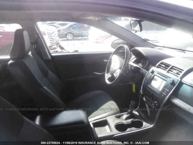 4T1BF1FK8GU592199 - 2016 TOYOTA CAMRY LE/XLE/SE/XSE 银色 照片 5