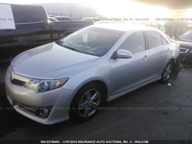 4T1BF1FK4DU227966 - 2013 TOYOTA CAMRY L/SE/LE/XLE Gümüş foto 2