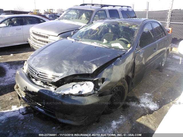4T1BE30K65U635295 - 2005 TOYOTA CAMRY LE/XLE/SE GRAY photo 2