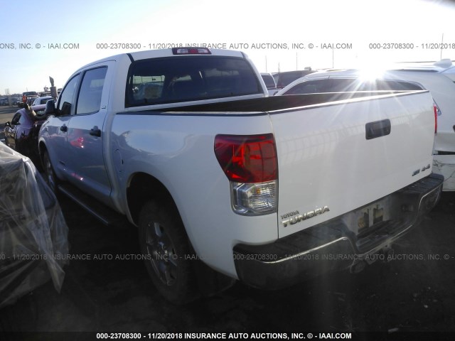 5TFDW5F18BX177080 - 2011 TOYOTA TUNDRA CREWMAX SR5 WHITE photo 3