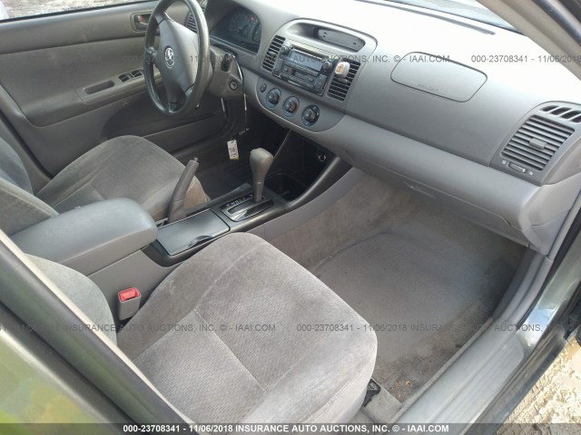 JTDBE32K240256835 - 2004 TOYOTA CAMRY LE/XLE Сұр фото 5
