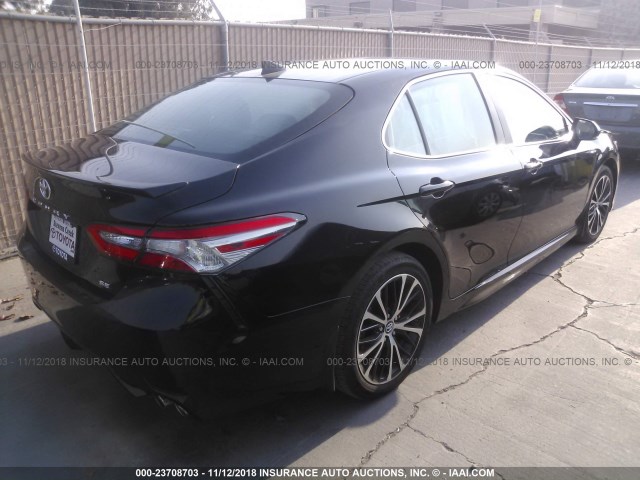 4T1B11HK5JU599579 - 2018 TOYOTA CAMRY L/LE/XLE/SE/XSE BLACK photo 4