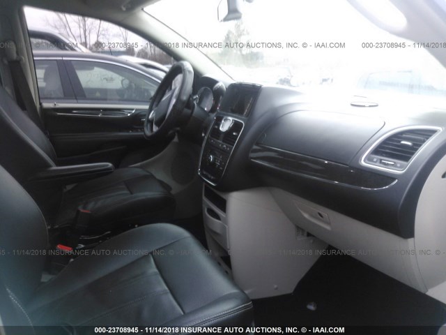 2C4RC1BG1GR289338 - 2016 CHRYSLER TOWN & COUNTRY TOURING WHITE photo 5