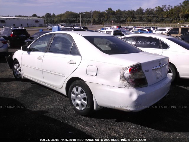 4T1BE32K22U062162 - 2002 TOYOTA CAMRY LE/XLE/SE WHITE photo 3
