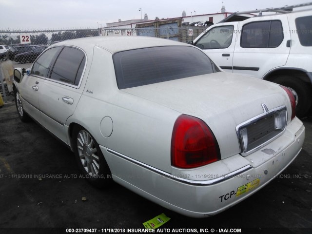 1LNHM81W94Y664521 - 2004 LINCOLN TOWN CAR EXECUTIVE/SIGNATURE WHITE photo 3