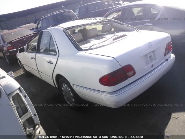 WDBJF65H4XA786425 - 1999 MERCEDES-BENZ E 320 WHITE photo 3