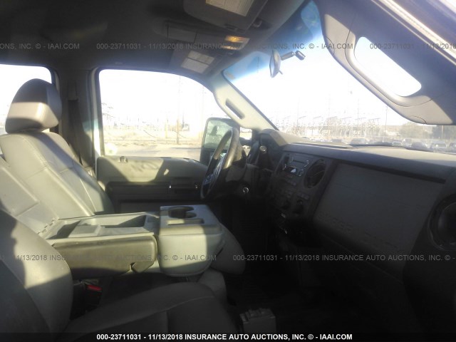 1FD0W5HT7CEB73401 - 2012 FORD F550 SUPER DUTY WHITE photo 5