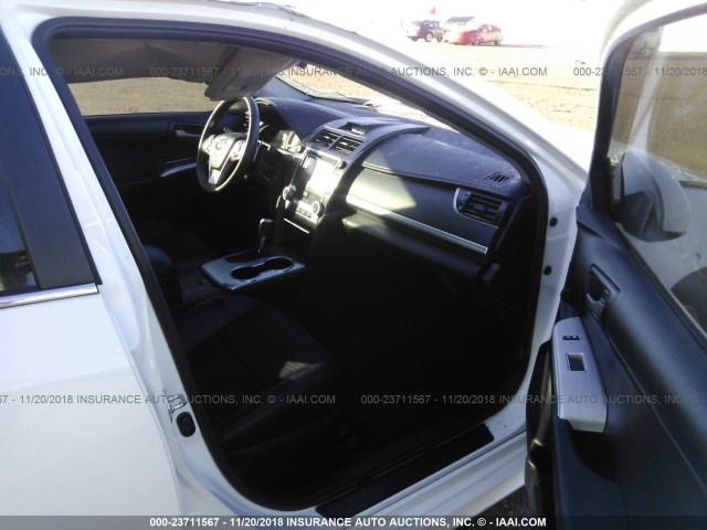 4T1BF1FK7EU306243 - 2014 TOYOTA CAMRY L/SE/LE/XLE 白色 照片 5