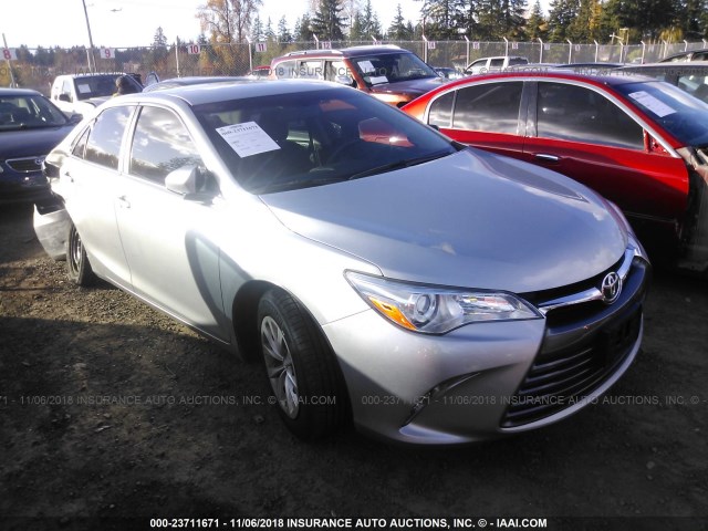 4T4BF1FK4FR471786 - 2015 TOYOTA CAMRY LE/XLE/SE/XSE SILVER photo 1