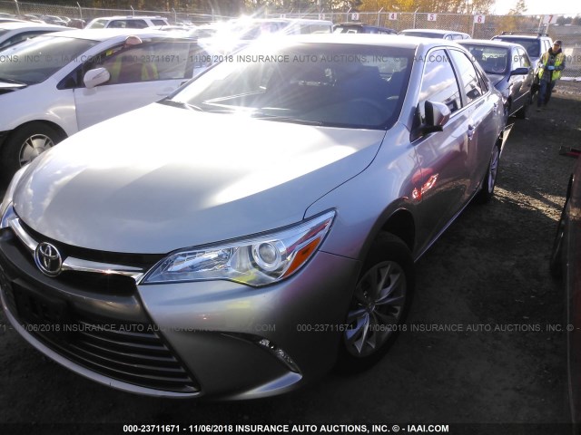 4T4BF1FK4FR471786 - 2015 TOYOTA CAMRY LE/XLE/SE/XSE SILVER photo 2