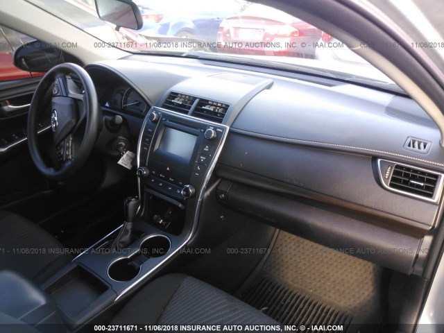 4T4BF1FK4FR471786 - 2015 TOYOTA CAMRY LE/XLE/SE/XSE SILVER photo 5