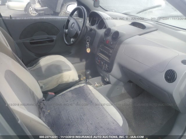 KL1TD52635B391664 - 2005 CHEVROLET AVEO LS GRAY photo 5