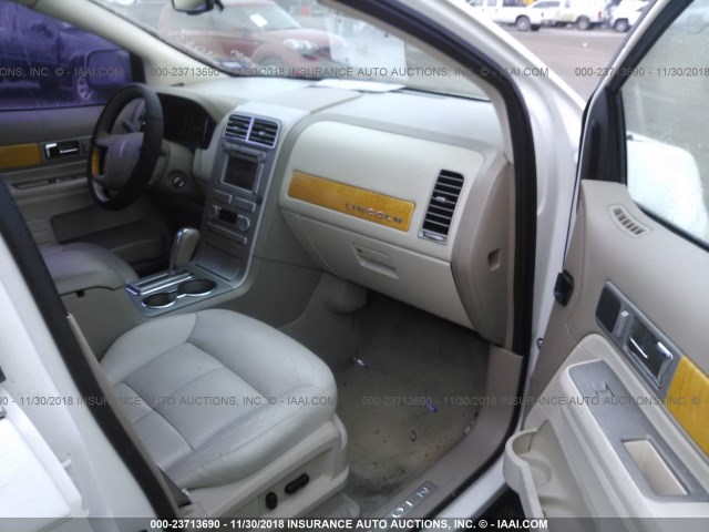 2LMDU88C77BJ04612 - 2007 LINCOLN MKX WHITE photo 5