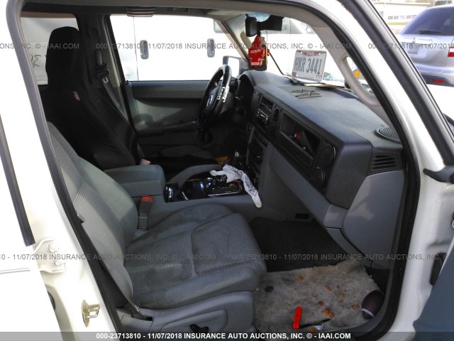1J8HG48N86C131229 - 2006 JEEP COMMANDER WHITE photo 5