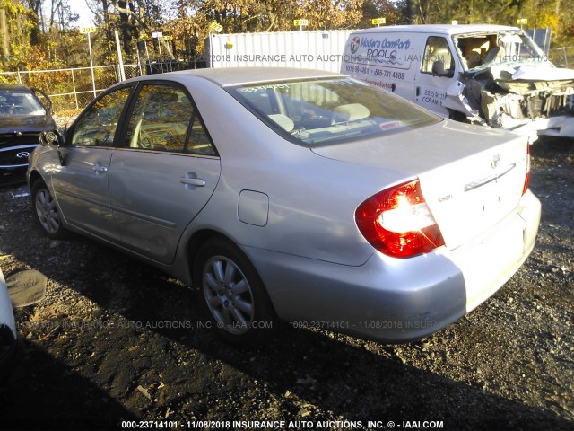 JTDBE32K920041031 - 2002 TOYOTA CAMRY LE/XLE/SE SILVER photo 3