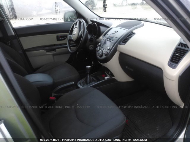 KNDJT2A20A7097779 - 2010 KIA SOUL +/!/SPORT GRAY photo 5