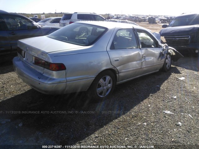 JT2BG22K7Y0394874 - 2000 TOYOTA CAMRY CE/LE/XLE SILVER photo 4