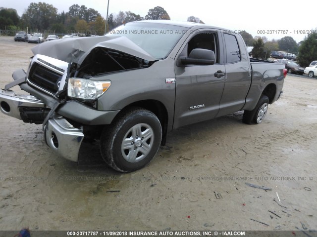 5TFUW5F13CX258375 - 2012 TOYOTA TUNDRA DOUBLE CAB SR5 BROWN photo 2