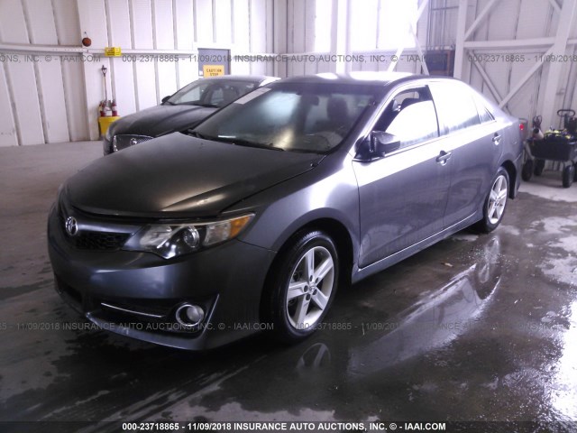 4T1BF1FK1EU434736 - 2014 TOYOTA CAMRY L/SE/LE/XLE GRAY photo 2