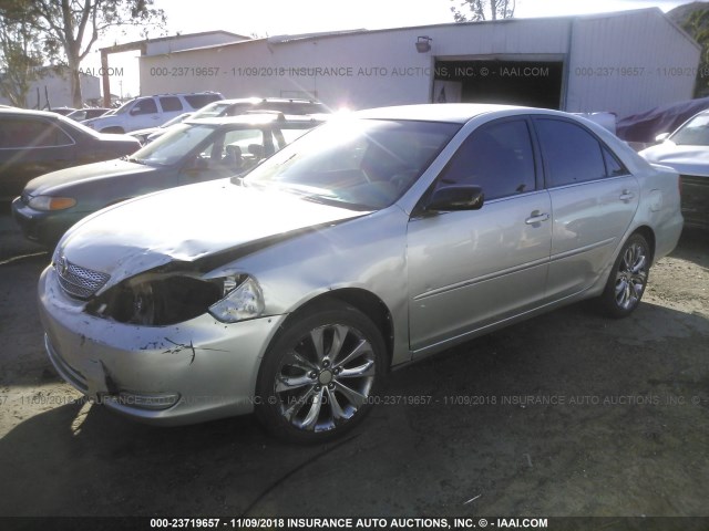 JTDBE32K020058722 - 2002 TOYOTA CAMRY LE/XLE/SE SILVER photo 2