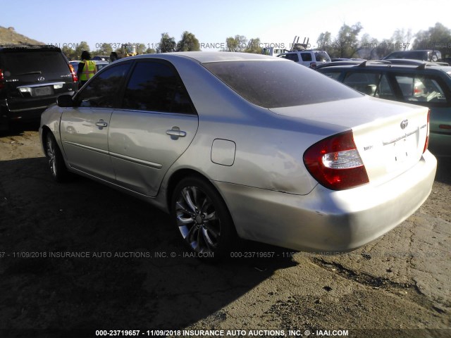 JTDBE32K020058722 - 2002 TOYOTA CAMRY LE/XLE/SE SILVER photo 3