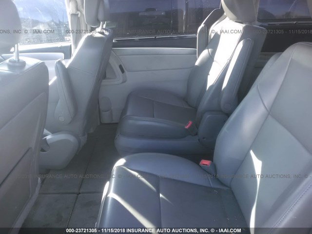 2V4RW3DG7BR642499 - 2011 VOLKSWAGEN ROUTAN SE GRAY photo 8