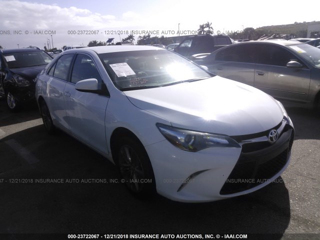 4T1BF1FK4HU687859 - 2017 TOYOTA CAMRY WHITE photo 1