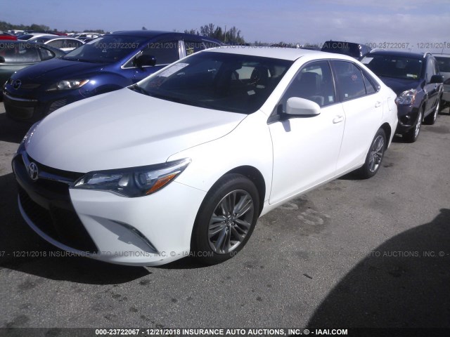 4T1BF1FK4HU687859 - 2017 TOYOTA CAMRY WHITE photo 2