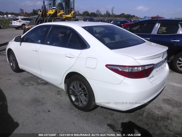 4T1BF1FK4HU687859 - 2017 TOYOTA CAMRY WHITE photo 3
