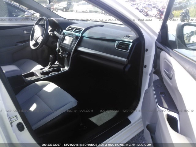 4T1BF1FK4HU687859 - 2017 TOYOTA CAMRY WHITE photo 5