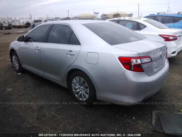 4T4BF1FK4DR283105 - 2013 TOYOTA CAMRY L/SE/LE/XLE Gümüş foto 3