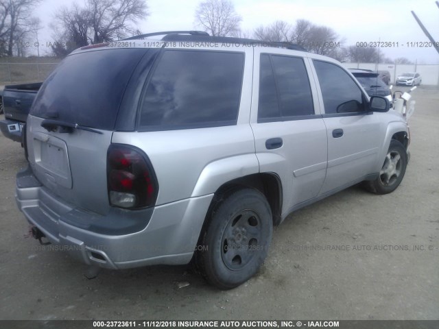 1GNDT13S972185327 - 2007 CHEVROLET TRAILBLAZER LS/LT SILVER photo 4