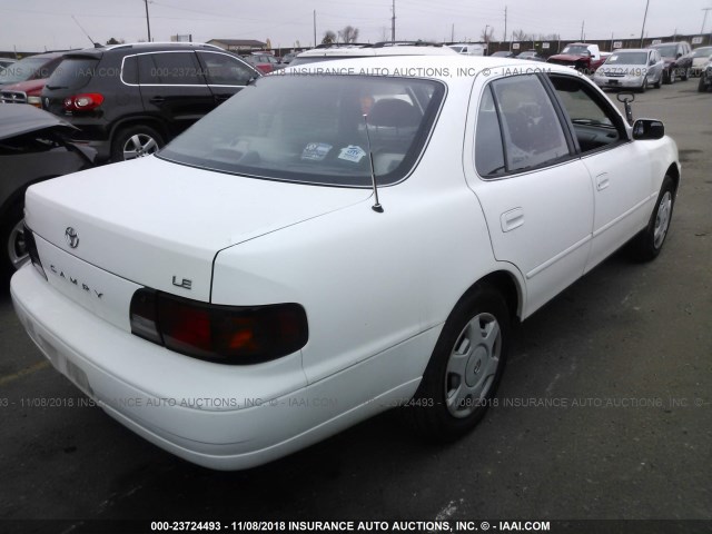 4T1BF12K1TU121804 - 1996 TOYOTA CAMRY LE/XLE/SE WHITE photo 4